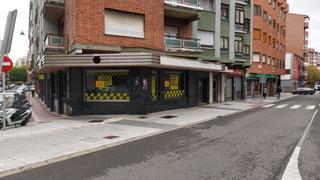Location Local commercial à Astorga 30. Local com. en alquiler en crucero, 4 despachos.