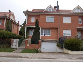 Chalet  Monteleon. Chalet en venta en sariegos, 4 dormitorios.
