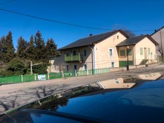 Chalet à Calle barrio triana 15. Venta de casa y finca en puebla de sanabria