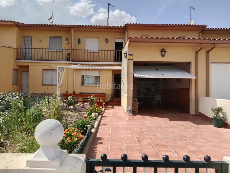 Foto 82df828d-1621-40f4-8005-a74169f17f2c. Casa adossada amb calefacció aparcament a Venialbo