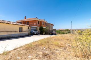 Maison à Avenida constitucion-muelas 5. Descubre tu oasis de espacio y tranquilidad en muelas del pan, a