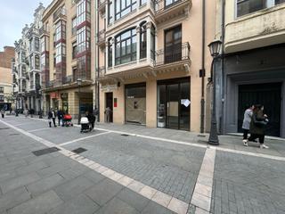 Lloguer Local Comercial  Calle san torcuato. Tu próximo negocio empieza aquí local con escaparate en pleno ce