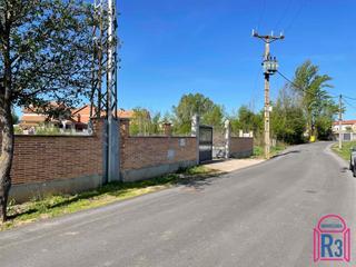 Terreny residencial  Calle la vega. Parcela de 650 m², urbana directa, vallada, con luz y agua.