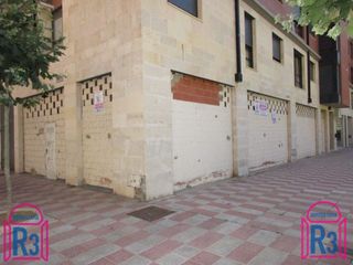 Miete Geschäftsraum  Calle francisco molleda. Local de 81 m² construidos con 16 m de fachada en esquina. salid