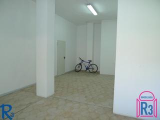 Location Local commercial  Calle dama de arintero. Local de 88 m², aseo, despacho y almacén. fachada de 10m, calefa
