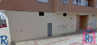 Locale commerciale  N/a. Local de 124 m², en bruto, con fachada de 23m en esquina. c/ sol