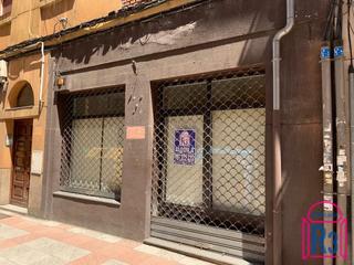 Location Local commercial  Calle bernardo del carpio. Local de 90 m², con baño, despacho y almacén, fachada 8m. 6,25€