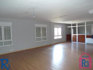Lloguer Oficina  Calle isaac peral. Oficina de 140 m², tiene aseos y es exterior. gastos de comunida