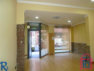 Local commercial  Calle bernardo del carpio. Local de 82 m² en dos plantas, con 10m de fachada, con aire acon