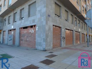 Alquiler Local Comercial  N/a. Local de 230 m², con fachada en esquina de 20,5 m + 16 m, con sa