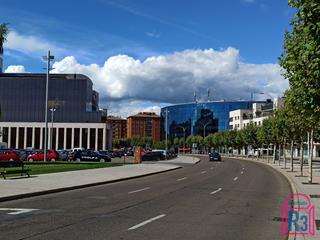 Oficina  Reyes leoneses. Oficina con 2 plazas de garaje en el edificio europa en rentabil