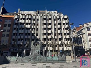 Oficina  De las cortes leonesas. Oficina en venta en plaza de las cortes con 3 plazas de garaje