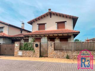 Chalet  Del lago. Chalet en dos plantas en el campo de golf con 412 m de parcela