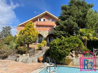 Chalet  Calle río torio. Chalet muy bien ubicado con piscina y excelentes vistas a león