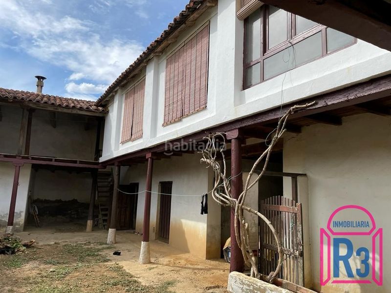 Foto 43e0b1c4-0c7c-4ece-b009-625e21ba28e0. Casa amb calefacció aparcament a Villaturiel