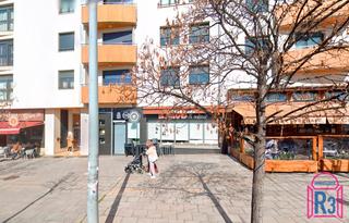 Location Local commercial  Cruz roja de león. Local acondicionado con baño adaptado en alquiler
