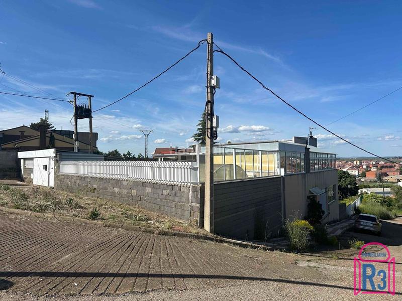 Foto cddb7d49-831f-4a80-8fce-e9397740a84a. Edificio in Trobajo del camino