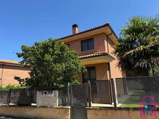 Chalet  Ruiseñor. Casa individual con dormitorio en planta baja, muy bien distribu