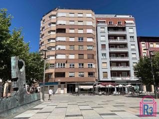 Pis  Cortes leonesas. Piso amplio y alto en plaza las cortes bien orientado