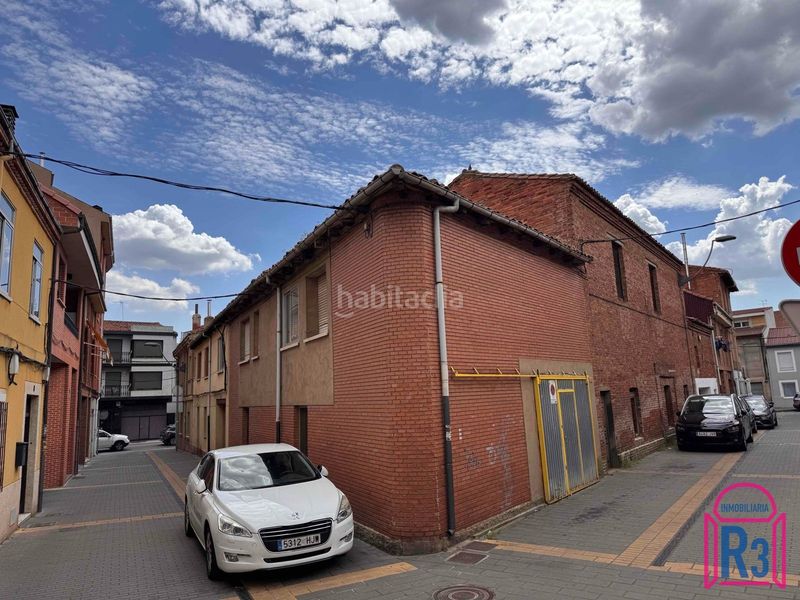 Foto d4594776-c749-49e5-b676-c8bc687278db. Edifici a Trobajo del camino