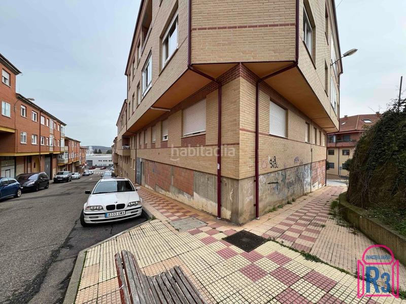 Foto ca2e0b99-3210-4e50-aae5-1b994935170a. Local comercial  en bruto al principio de navatejera en Villaquilambre