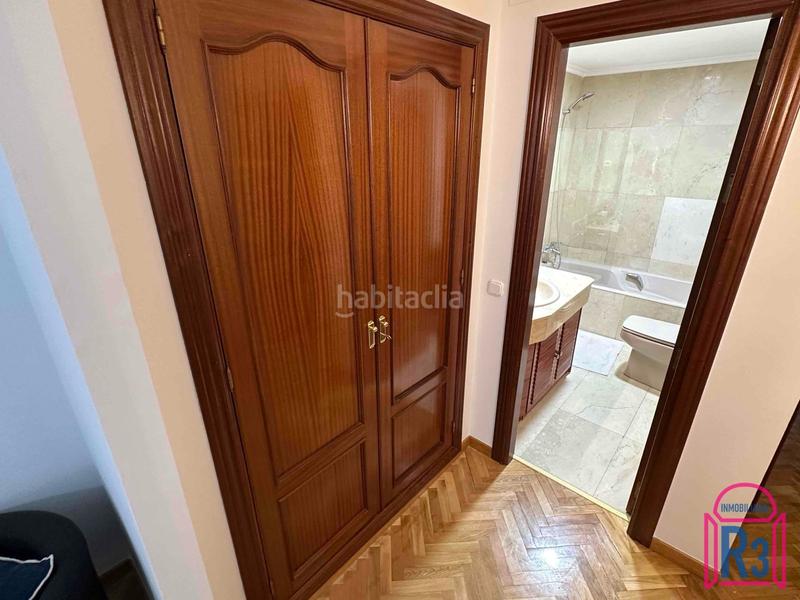 Foto 45c4a500-4dc3-4b38-af80-51f2165b4257. Rent flat with heating parking in San Claudio - La Chantría León