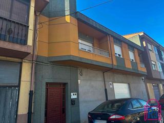 Casa a San Andrés del Rabanedo Pueblo. Casa con 4 dormitorios y garaje para 4 coches