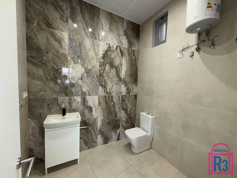 Foto 09c0c004-a787-4714-913a-c07c3a85fa67. Alquiler local comercial se alquila local con baño adaptado en León