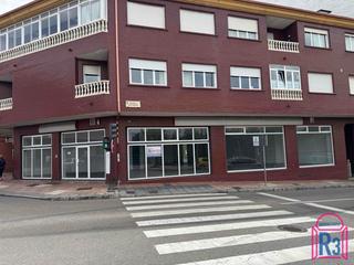 Location Local commercial  San froilán. Se alquila local con 30 m de fachada haciendo esquina