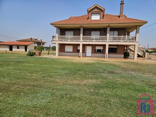 Chalet  Polideportivo. Casa con amplia parcela cerca de león
