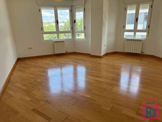 Appartement à Villaquilambre. Apartamento todo exterior con buena orientación