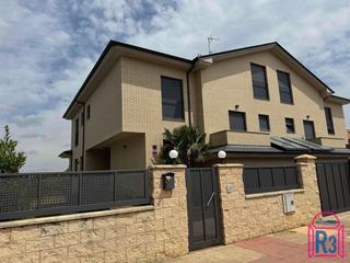 Maison jumelée à Valverde de la Virgen. Pareado con dormitorio en planta baja y amplio jardín