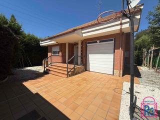 Chalet à Santovenia de la Valdoncina. Bonito chalet con amplia parcela y dormitorio en planta baja