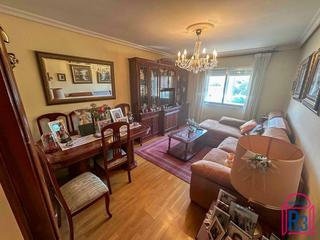 Appartement à Trobajo del camino. Piso amplio de 4 dormitorios y garaje en el parque de la era