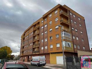 Apartament a Trobajo del camino. Apartamento bien distribuido al principio de trobajo