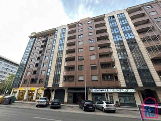 Piso en San Claudio - La Chantría. Piso alto soleado todo exterior con zonas comunes
