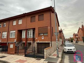 Rent Semi detached house  Marqués de santillana. Chalet amueblado en alquiler