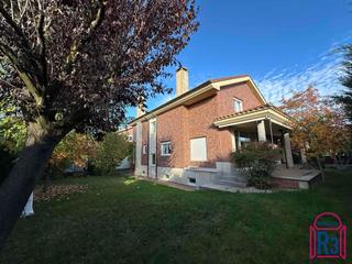 Xalet a Villaquilambre. Chalet individual con dormitorio en planta baja y 620 m de parce