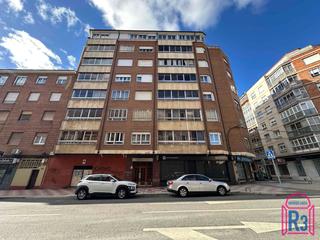 Pis a San Claudio - La Chantría. Amplio piso de 4 habitaciones para reformar en la corredera