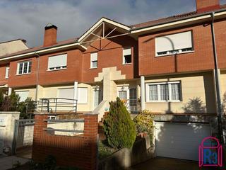 Casa a schiera in Sariegos. Adosado en urbanización cerrada con piscina con 70 m de jardín