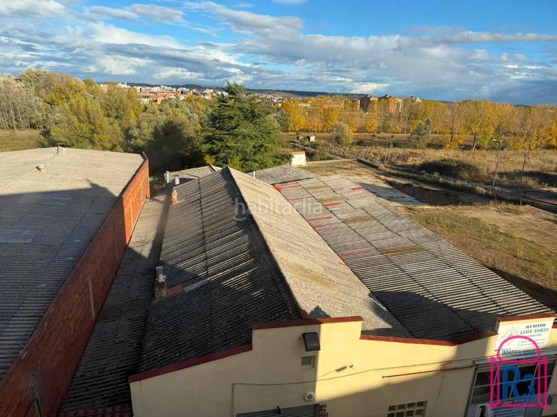 Foto ae270e55-e907-4ea0-a255-ee818e85ded3. Edifici a Trobajo del camino