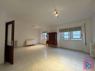 Pis  Plutón. Piso con amplio salón, patio común y 2 plazas de garaje