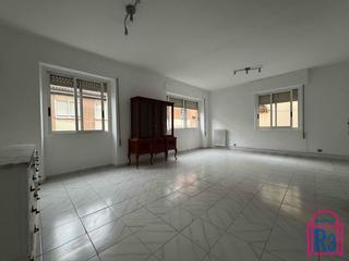 Piso en Trobajo del camino. Piso con amplio salón, patio común y plaza de garaje