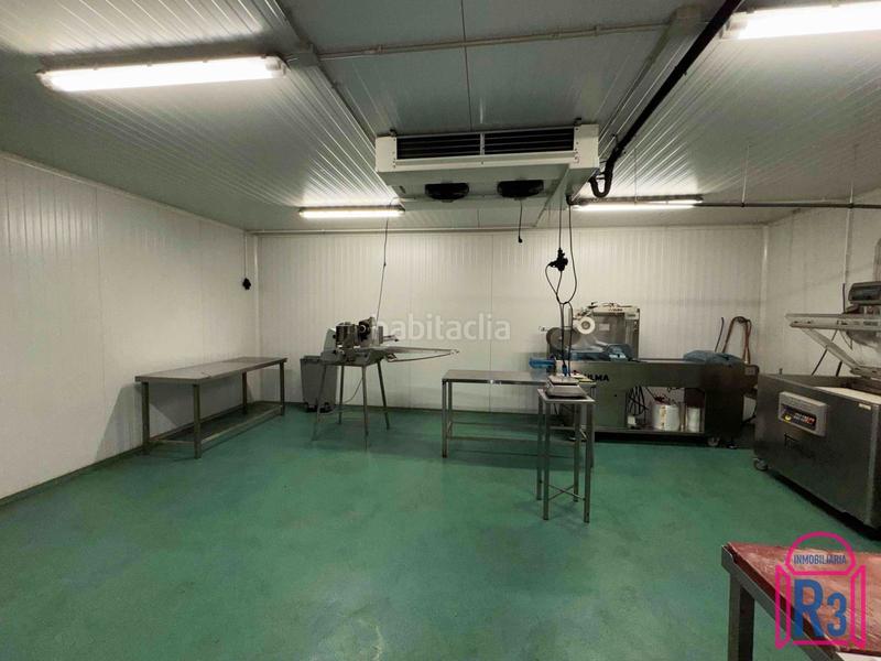 Foto bfacfe6e-e4f0-4d13-b985-309fdc984ece. Fabrikhalle mit heizung in Sariegos