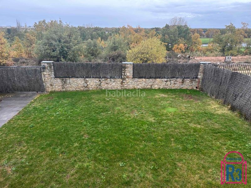 Foto 8790dabb-a64f-43b6-9ece-87be82f94b76. Casa adosada bonito pareado totalmente amueblado en el campo de golf en Valverde de la Virgen