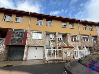 Casa adossada a Trobajo del camino. Adosado con buena orientación al lado de dominicas