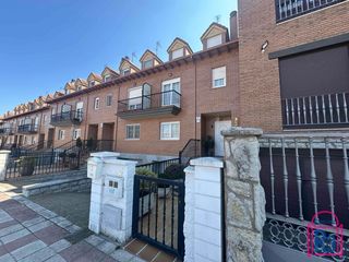 Casa adossada a San Andrés del Rabanedo Pueblo. Chalet con 5 dormitorios y amplio  de jardín. zona piscinas.