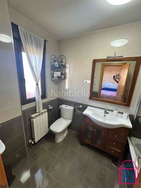 Foto 28e4befe-4774-4bb6-b551-20da9ba40976. Casa adossada amb calefacció aparcament a Sariegos