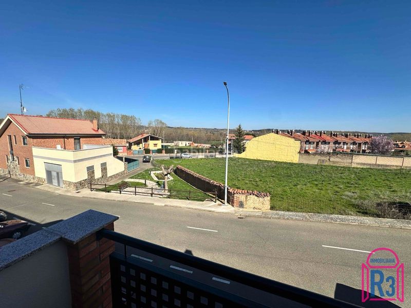 Foto e39e1307-2c13-4fa1-b7dd-e5ec0158ee7d. Casa adossada amb calefacció aparcament a Sariegos