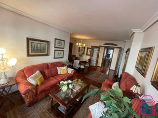 Flat in Centro Ciudad. Piso amplio con muy buena distribución y garaje enfrente de la p